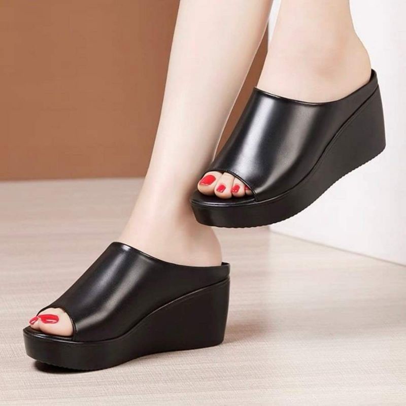 Dép đế xuồng quai da