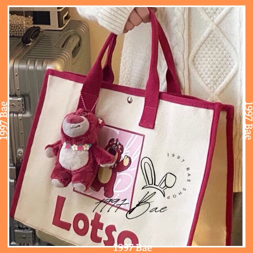 Túi vải Canvas gấu dâu Lotso size to, có kèm charm và có nút gài