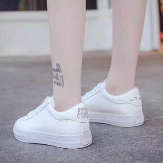 Giày thể thao nữ giá rẻ, trẻ trung, năng động, đủ size từ 35 đến 40. Chất liệu da, đi êm chân không trầy xước.
