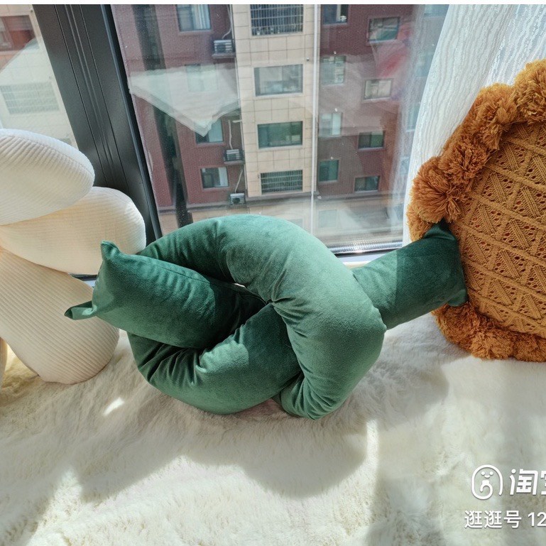 Gối trang trí thắt nút hình Quẩy vải nhung lụa nhiều màu cá tính decor