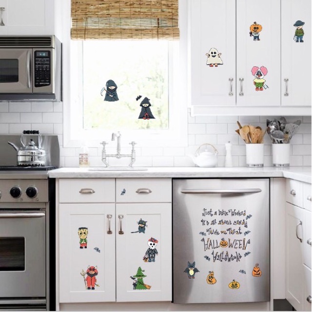Decal dán tường Halloween - Quỷ yêu vui vẻ kèm chữ