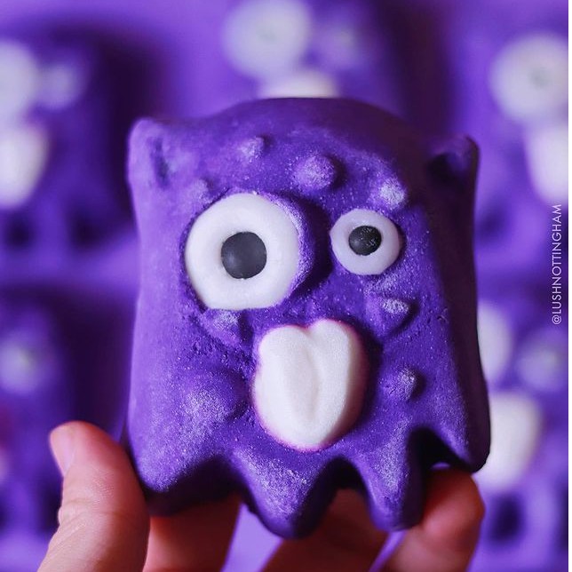 Tạo bọt bồn tắm LUSH - Worry Monster bubble bar