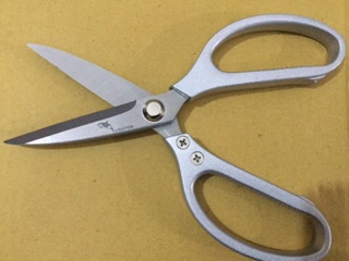 Kéo cắt thịt gà