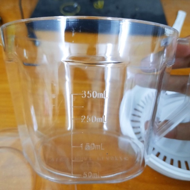 Dụng cụ vắt cam cầm tay nhựa Việt Nhật trong suốt có kèm nắp lưới lọc và can đựng có chia vạch