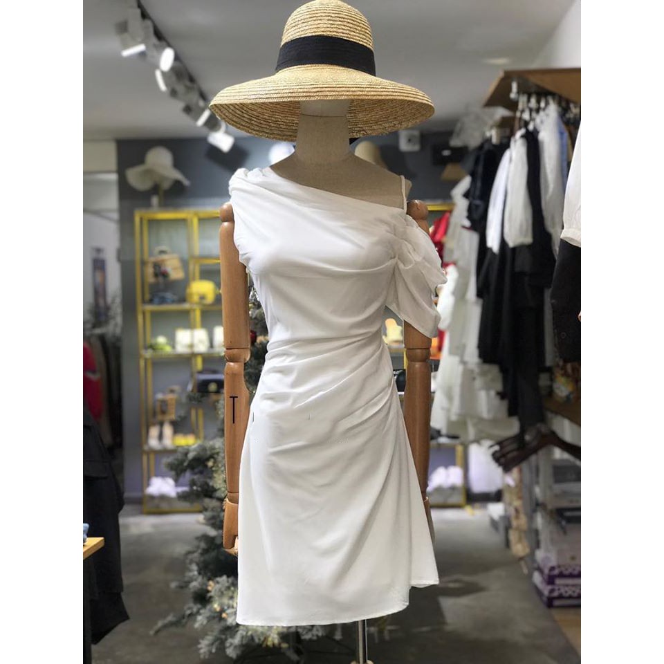 Đầm 2 dây rớt vai lệch tông trắng thướt tha dịu dàng | BigBuy360 - bigbuy360.vn