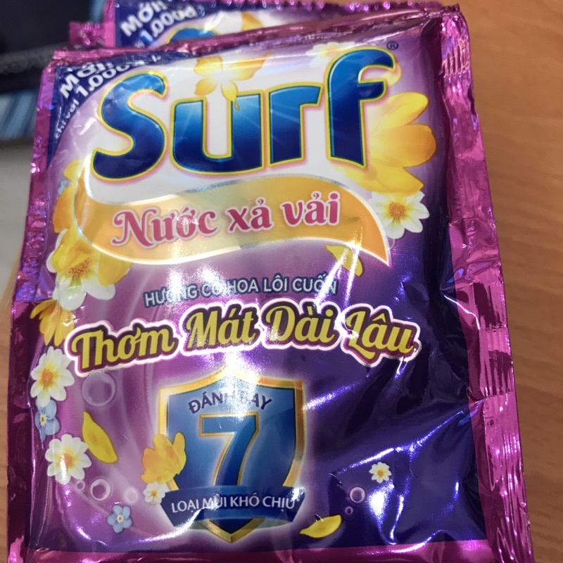 1 dây nước xả vải Surf hương lôi cuốn (10 gói x25ml)