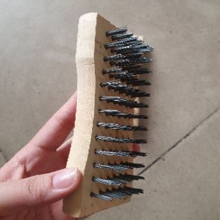 Bàn chải sắt cán gỗ