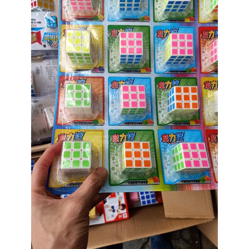 Sỉ vỉ 16 chiếc rubik bản đẹp vừa vặn trên tay bé