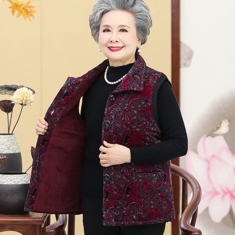 Áo vest trung niên và người già mùa đông, bà mặc dày hơn