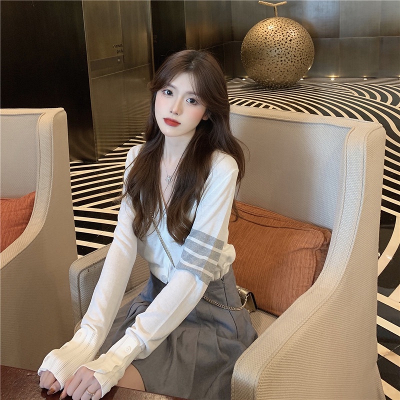 Áo cardigan len trơn kẻ ngang tay dài cài cúc cổ V dáng ngắn | BigBuy360 - bigbuy360.vn