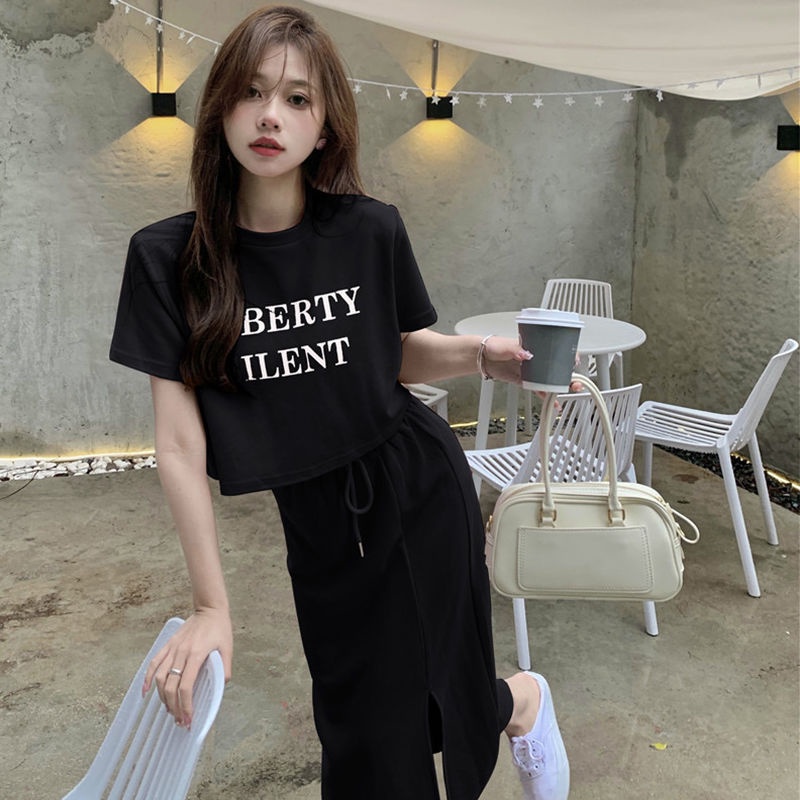 Set đồ COZOKC gồm áo thun ngắn tay in chữ và chân váy ngắn lưng cao thời trang cho nữ