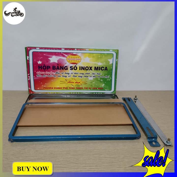 Ốp biển số xe ô tô gồm khung viền titan và tấm mica kích thước mới dùng chung cho hầu hết các xe