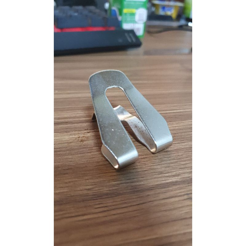 Móc treo máy khoan pin các dòng Makita ,Dewalt, Hitachi và đa năng