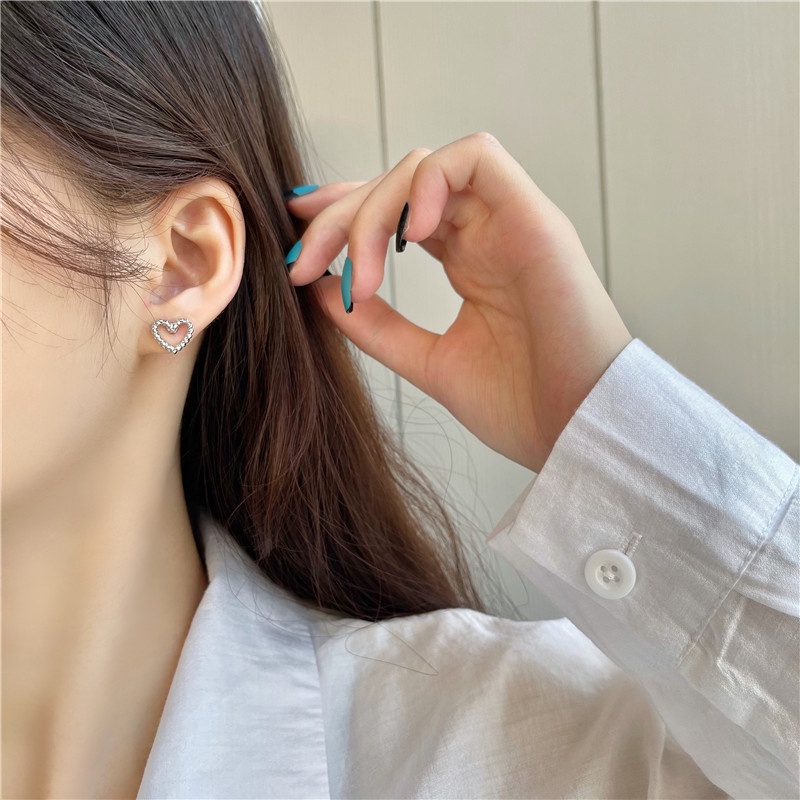 The Bleu | Bông tai viền trái tim phong cách Hàn Quốc đuôi bạc 925 - E82