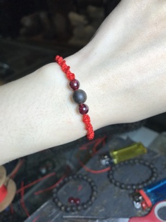 Vòng chỉ đỏ may mắn