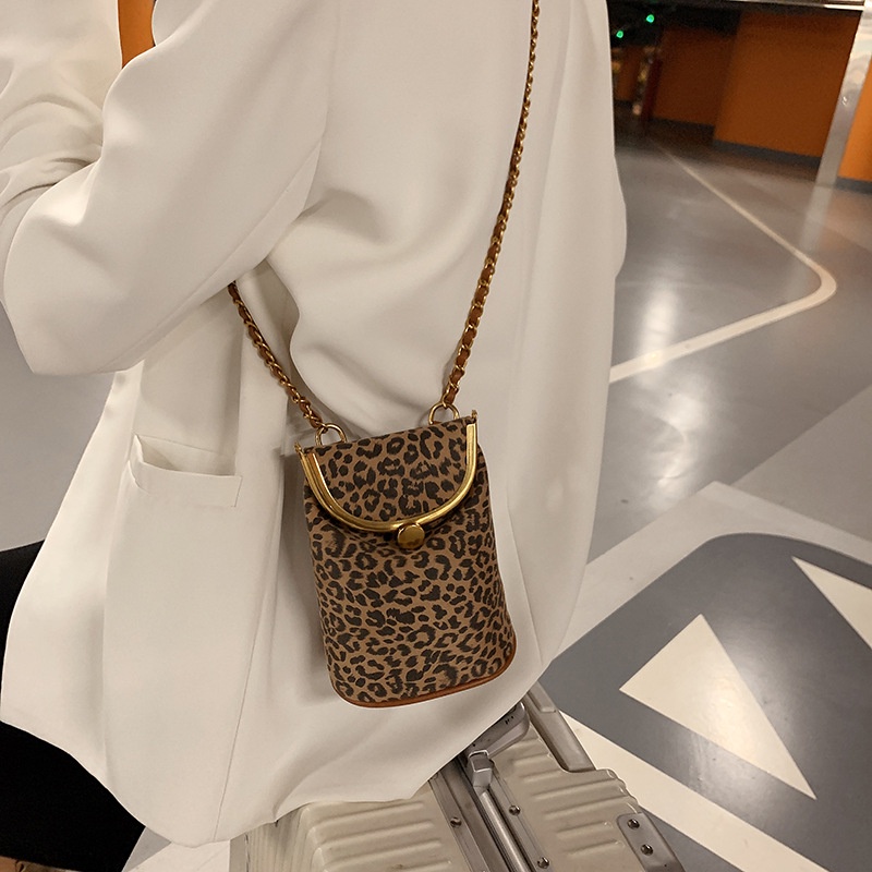 Túi đeo chéo họa tiết da báo thời trang 2021 sành điệu