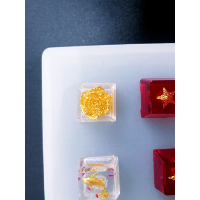 Keycap resin nền đỏ sao vàng trang trí bàn phím cơ gaming