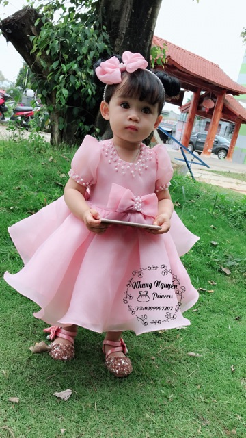 Váy công chúa màu hồng