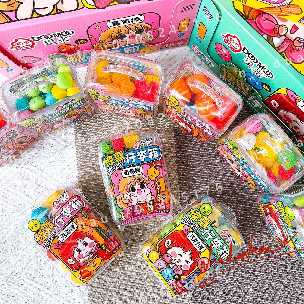 Một hộp kẹo hình vali dễ thương gồm kẹo dẻo phủ cốm/ trứng khủng long/ gummies fastfoods Hongkong 80gam
