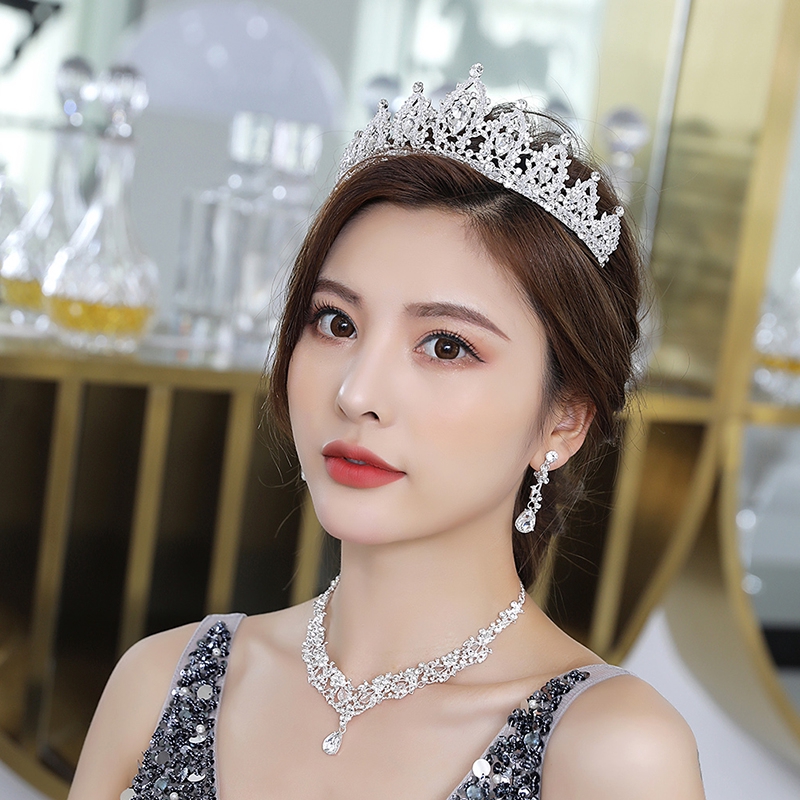 Vương miện đính cườm phong cách công chúa cho cô dâu