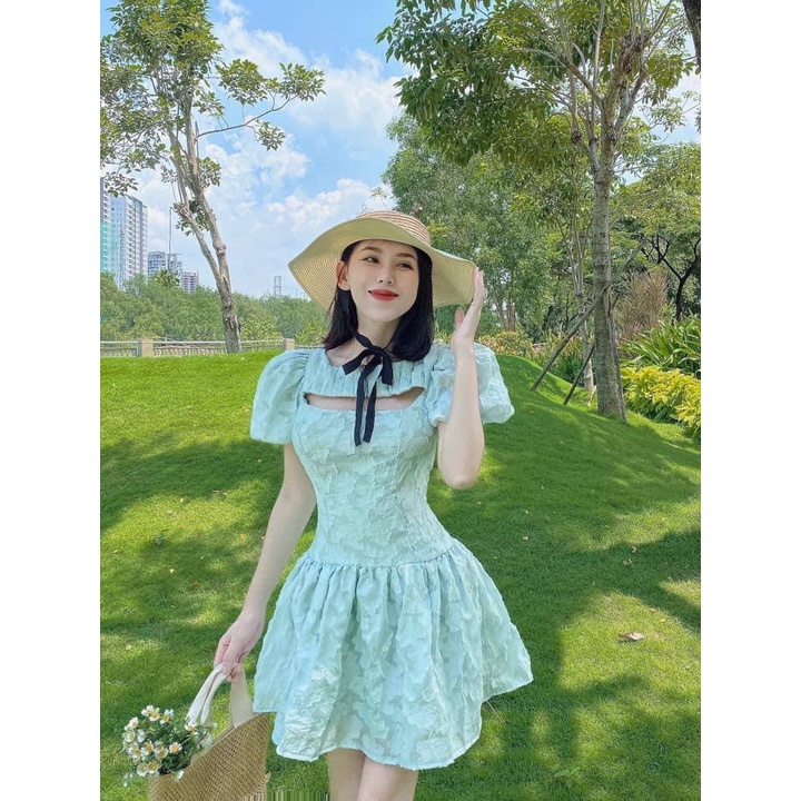 Đầm Xoè Ren Hoa Khoét Ngực Xếp Li Tay Phồng ALIS KC1413