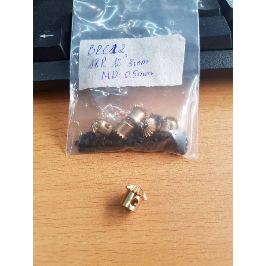 Phukienbanhrang Bánh răng côn siêu nhỏ 18 răng lỗ 3mm bằng đồng ,bộ truyền đảo chiều 90 độ