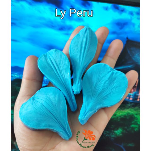 SET GÂN CÁNH HOA LYPERU