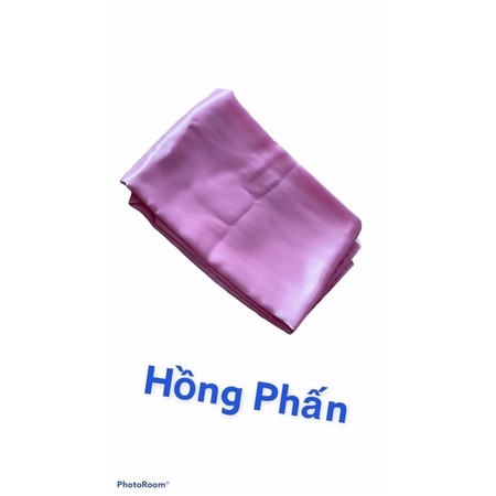 Quần phi bóng màu hồng phấn xiêu xinh, kết hợp với áo dài truyền thống, hiện đại