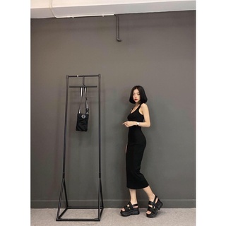 Đầm ôm body,cổ khoét sâu gợi cảm.