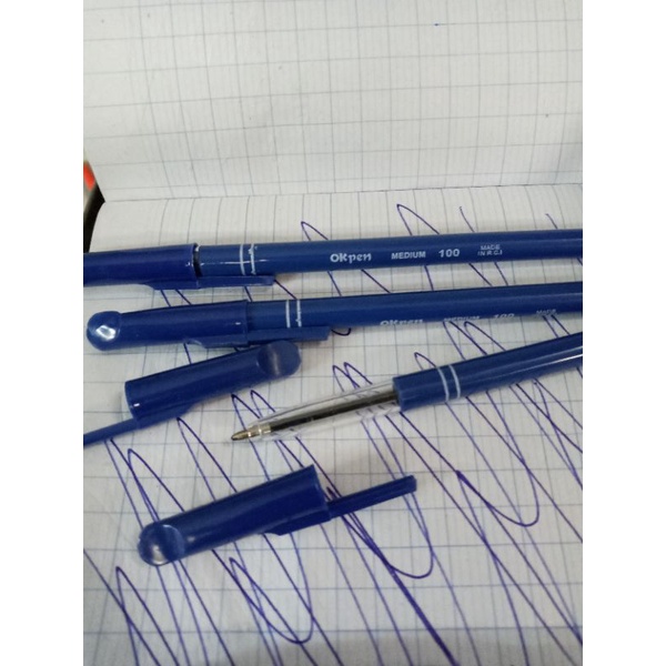 Bút bi ,Mực xanh dương, ngòi 0.7mm. Giá 3k/1 cây