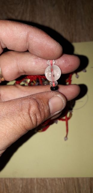 Vòng tay may mắn màu đỏ kèm 5 viên đá pha lê nhiều màu sắc