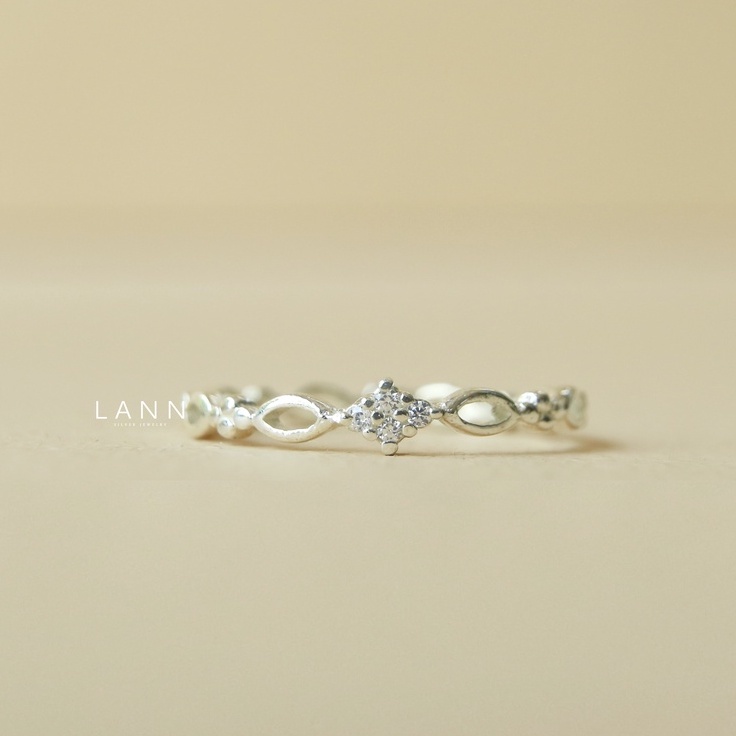 Nhẫn thân xoắn cách mặt đá xếp hình thoi BẠC S925 LANN R299