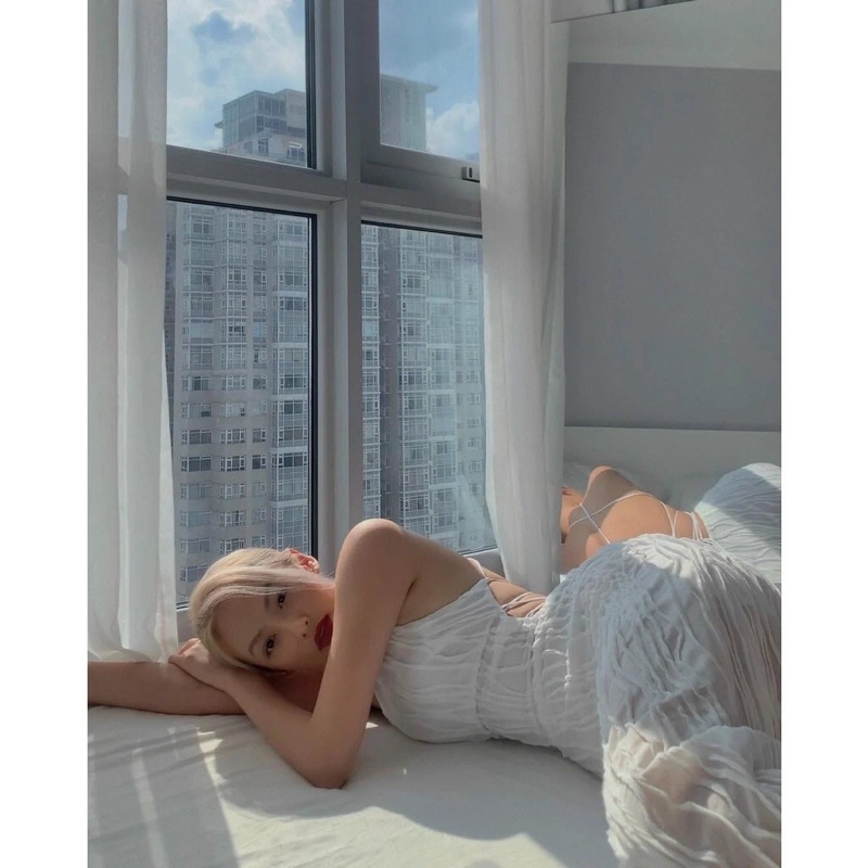 Đầm váy trắng hở lưng đan dây cổ yếm cao cấp Jina