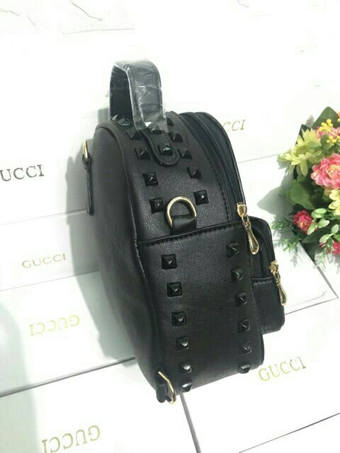 Ba lô đinh tán đen thời trang hot