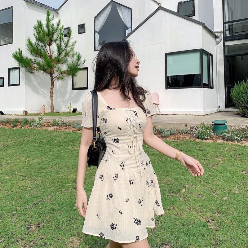 VÁY - ĐẦM HOA NHÍ CỔ VUÔNG TAY NGẮN DÂY RÚT Ở NGỰC