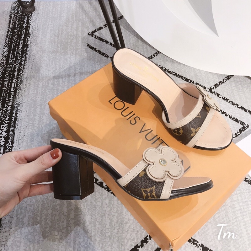 Guốc hoa cạnh hoạ tiết