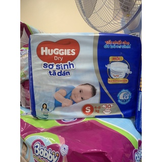 Tã dán Huggies cho bé