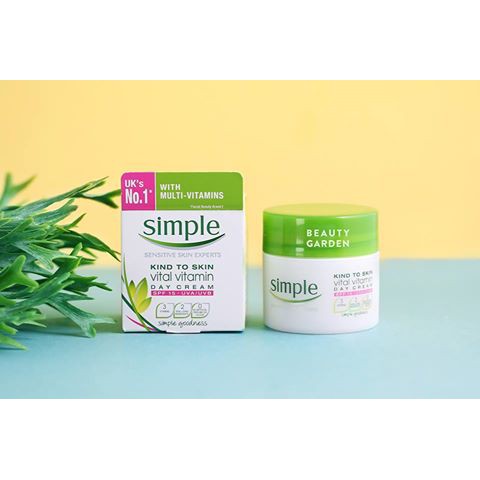 Kem Dưỡng Ẩm Cho Da Ban Ngày Simple Kind To Skin Vital Vitamin Day Cream SPF15 UVA/UVB 50ml