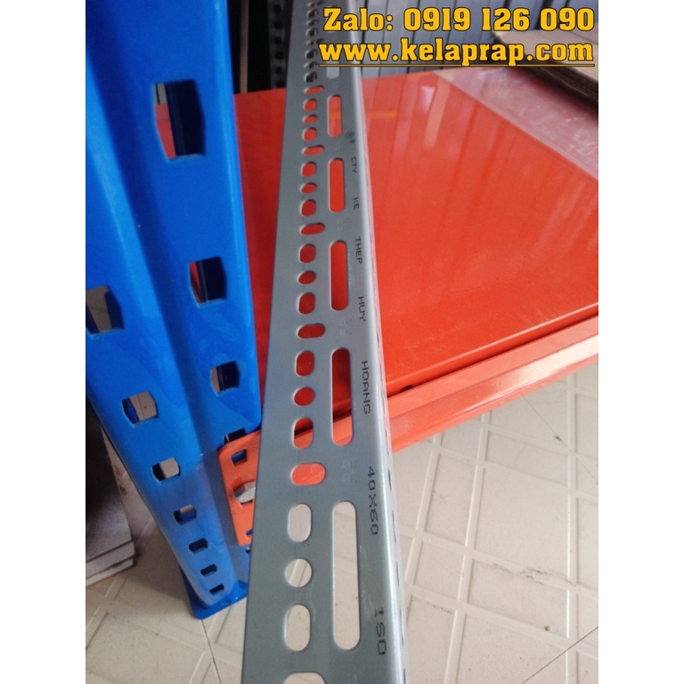 Thép V4x6 dày 2ly đúng. Quy cách 1m & 1m2. Sơn tĩnh điện màu xám ghi. Kệ kho sắt V lỗ chứa hàng nặng.