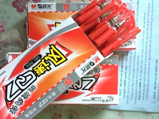 Bút bi mực đỏ