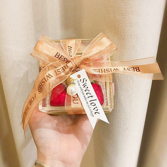 Hộp đựng quà trong suốt mica cứng thắt ruy băng, đính ngọc, rơm lót, hộp trong suốt trang trí | BigBuy360 - bigbuy360.vn