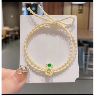 chun buộc tóc cho mẹ và bé