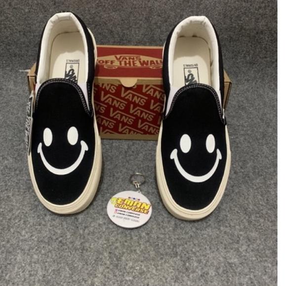 . Slip on OG Giày Cao Cấp Màu Trắng Đen Mặt Cười Sản Xuất Tại Trung Quốc