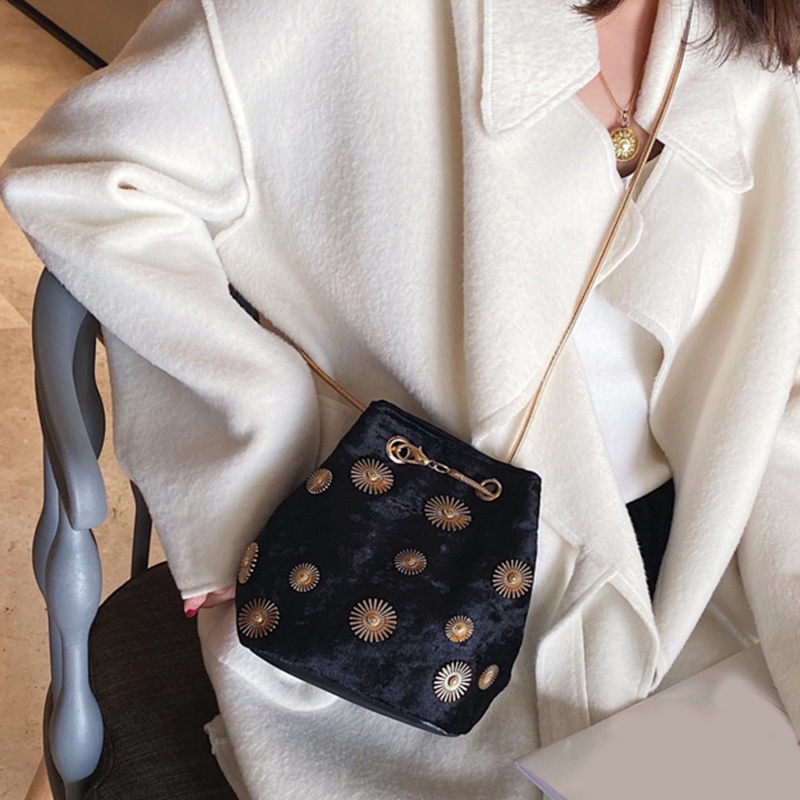 Túi xách chất liệu vải nhung thời trang sang trọng cho nữ