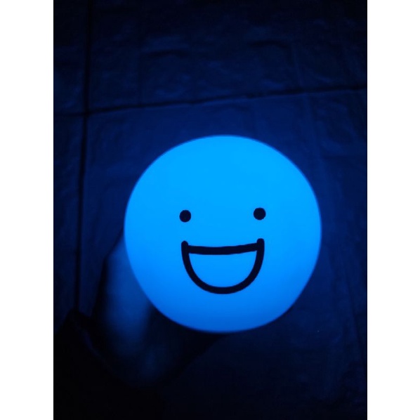 Đèn ngủ silicon mặt cười giống trong phòng của Nanon phim Bad Buddy