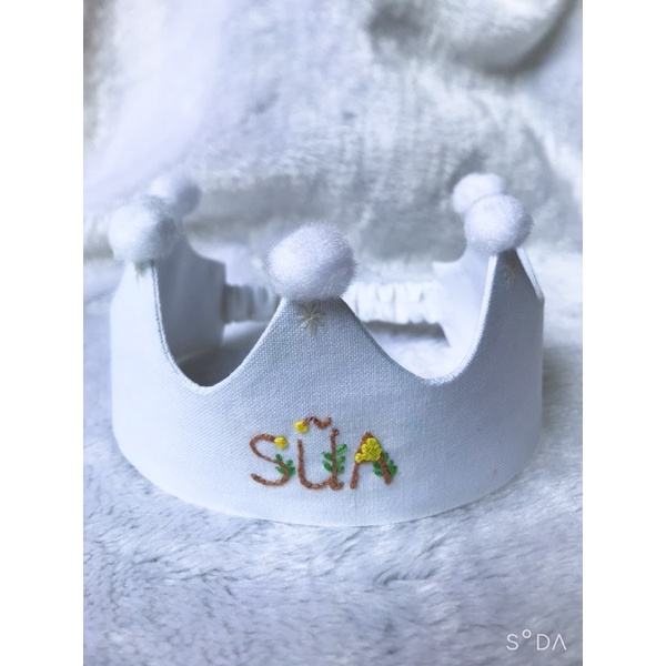 Vương miện vải linen thêu tên bé theo yêu cầu