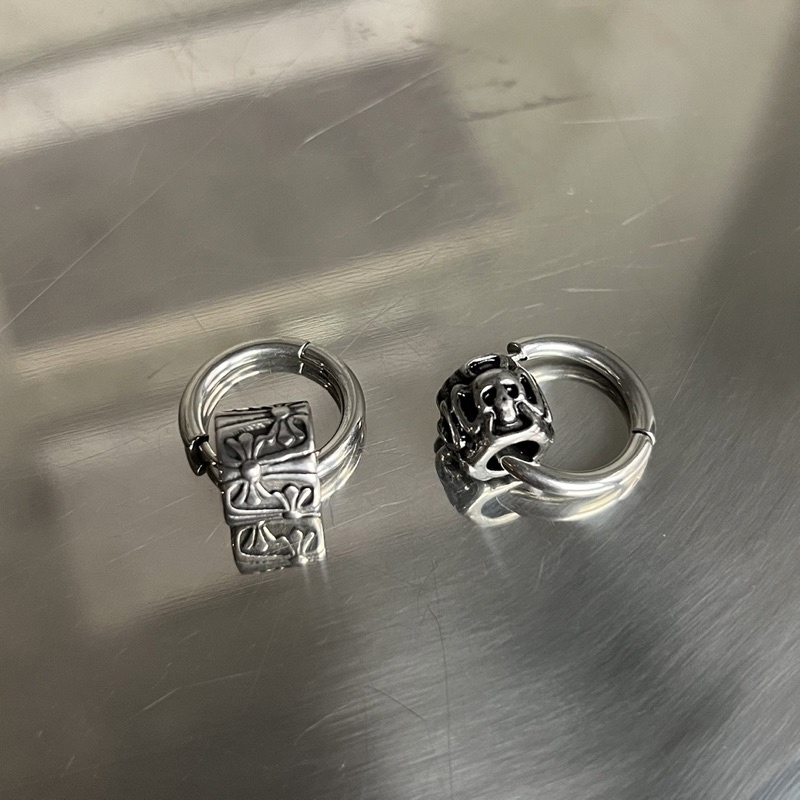 Khuyên tai tròn kèm hạt kiểu dang chrome heart