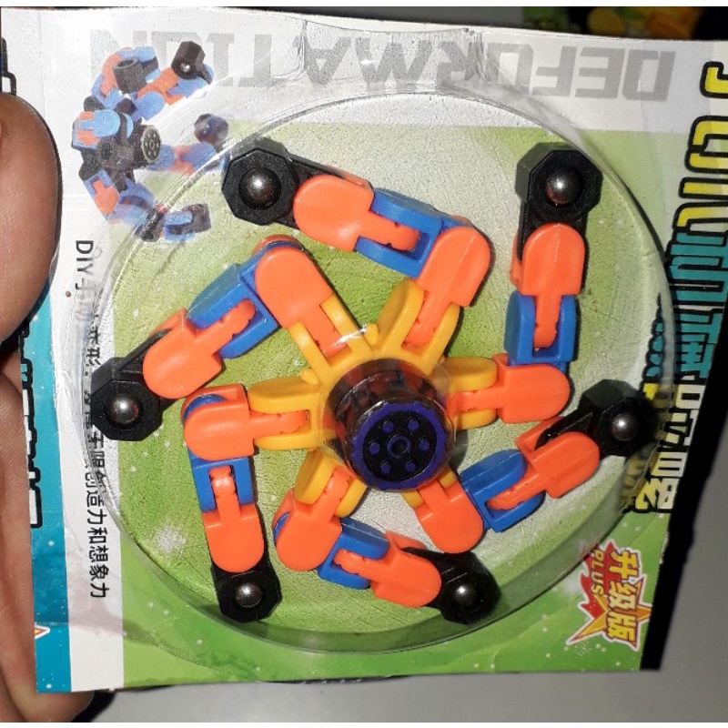 Một con quay spiner 6 cánh có thể xếp hình bằng nhựa xả stress thế hệ mới