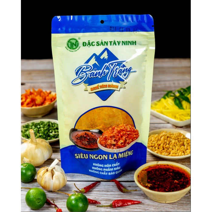 Bánh tráng trộn sa tế tôm hành có vị cay nhẹ