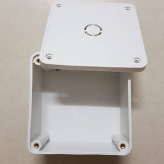 Hộp kỹ thuật camera bảo vệ các jack đấu nối không bị hư hỏng, tránh va đập, chất liệu nhựa abs, bền, khó bị va đập